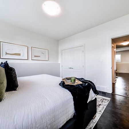 Stunning Modern Suite - King Bed - Free Parking & Netflix - Fast Wi-Fi - Long Stays Welcome Edmonton Ruang foto